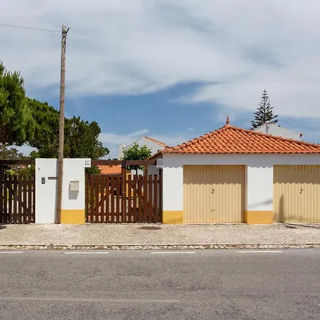 Joivy 3-br With Terrace And Garden In Colares Hébergement de vacances