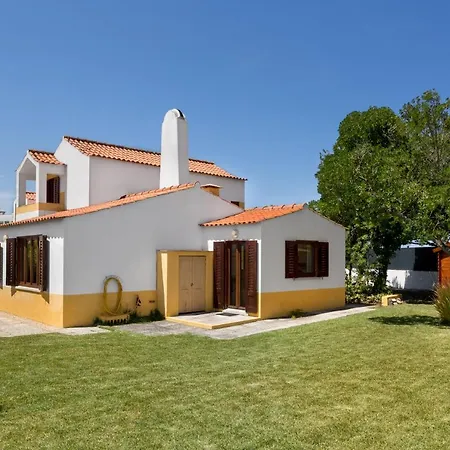 Joivy 3-br With Terrace And Garden In Colares Hébergement de vacances