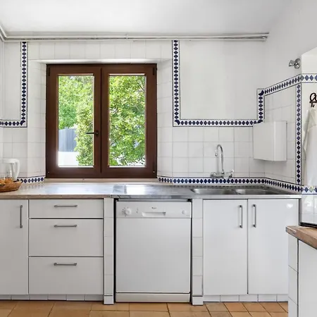 Joivy 3-br With Terrace And Garden In Colares