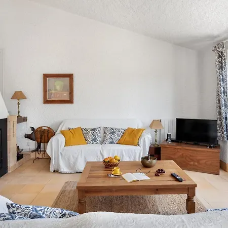 Joivy 3-br With Terrace And Garden In Colares